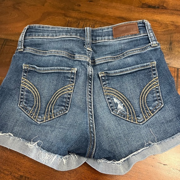 Hollister Shorts - Picture 2 of 3
